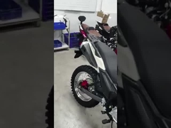 يظهر مظهر دراجة الشارع في جميع أنحاء ، مما يظهر سحر التصميم الذي لا مثيل له